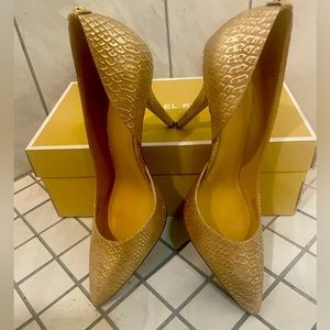 Michael Kors-NATHALIE FLEX
HIGH PUMP
METALLIC EMBOSSED LEATHER